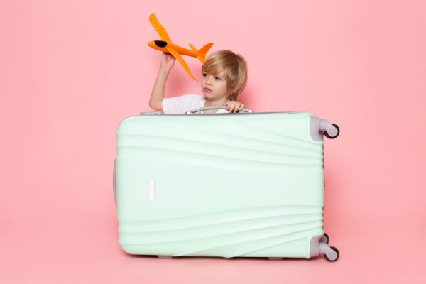 Bébé nomade : 10 astuces pour voyager sans stress avec bébé