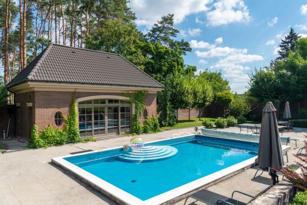 Valorisez votre maison avec une rénovation de piscine